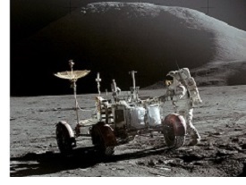 Jim Irwin mit dem Mondauto der Apollo-15-Mission Jim Irwin mit dem Mondauto der Apollo-15-Mission